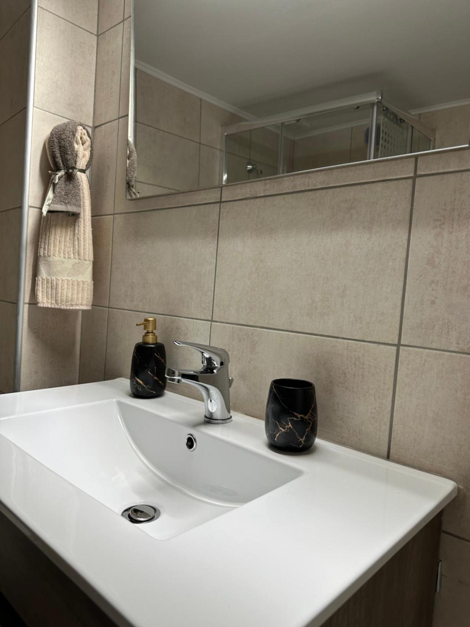 Lux Apartment Next To The Sea 피레아스 외부 사진